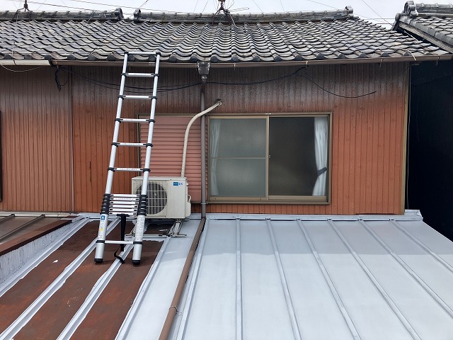 下屋根が伸びている